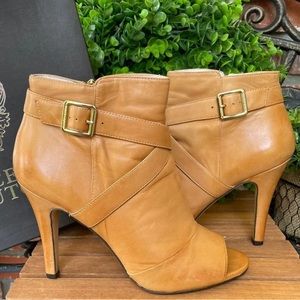 Vince Camuto Peep-Toe Bootie; Caramel Leather W/Straps & Buckle Detail; Sz 9.5M
